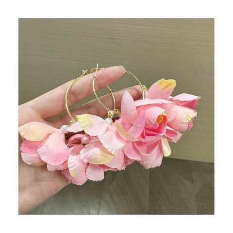 Kolczyki wiszące KOŁA, efektowne tiulowe, różowe kwiaty, perełki K1732