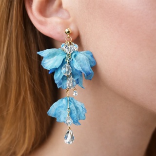 Kolczyki wiszące, efektowne tiulowe z kryształkami, niebieskie ombre sztyft K1729