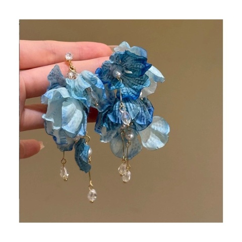 Kolczyki wiszące, efektowne tiulowe z kryształkami, niebieskie ombre sztyft K1729