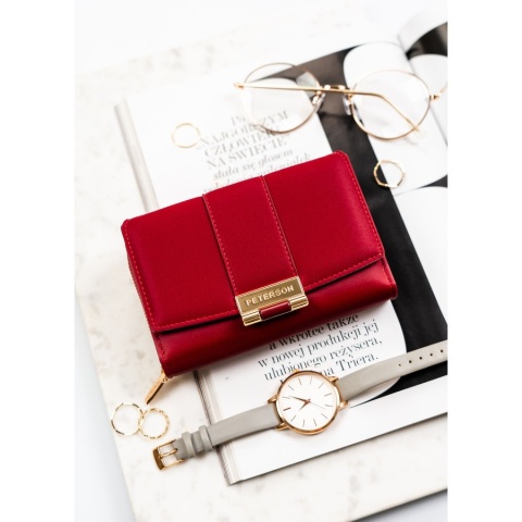 Portfel damski wykonany ze skóry ekologicznej w czerwonym kolorze, model w orientacji poziomej - Peterson