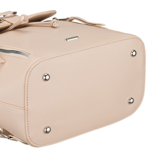 Beżowy, niewielki plecak damski ze skóry ekologicznej wyposażony w nóżki ochronne - Rovicky