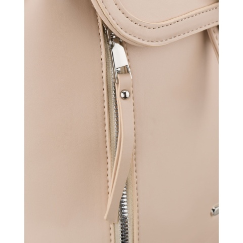Beżowy, niewielki plecak damski ze skóry ekologicznej wyposażony w nóżki ochronne - Rovicky