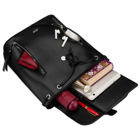 Czarny, niewielki plecak damski ze skóry ekologicznej wyposażony w nóżki ochronne - Rovicky