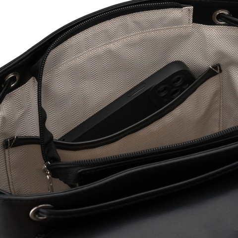 Czarny, niewielki plecak damski ze skóry ekologicznej wyposażony w nóżki ochronne - Rovicky