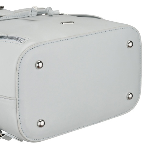 Pojemny plecak damski ze skóry ekologicznej w szarym kolorze wyposażony w nóżki ochronne - Rovicky