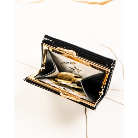 Czarny, mały portfel damski ze skóry naturalnej zamykany na bigiel i zatrzask - Rovicky