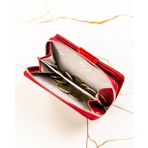 Czerwony portfel damski ze skóry naturalnej zamykany na suwak i zatrzask - Peterson