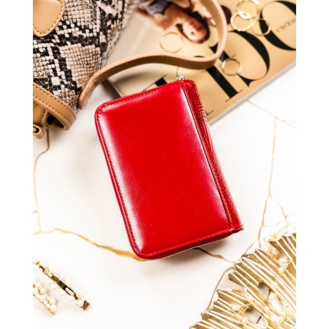 Czerwony portfel damski ze skóry naturalnej zamykany na suwak i zatrzask - Peterson