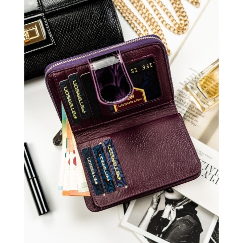 Fioletowy, pionowy portfel damski ze skóry naturalnej i ekologicznej, zamykany suwakiem i zatrzaskiem - Peterson