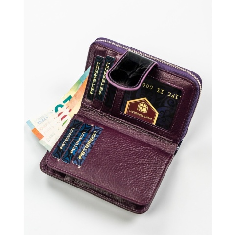 Fioletowy, pionowy portfel damski ze skóry naturalnej i ekologicznej, zamykany suwakiem i zatrzaskiem - Peterson