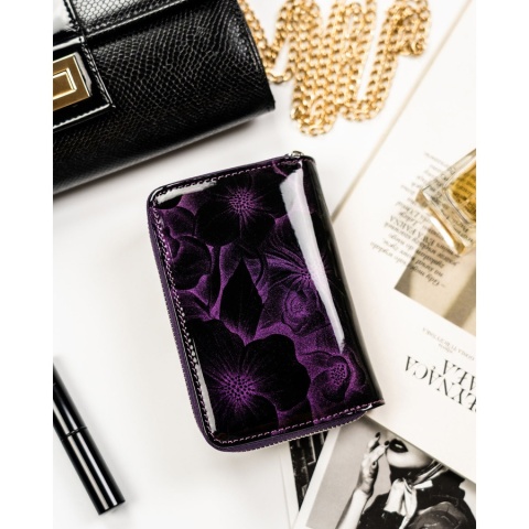 Fioletowy, pionowy portfel damski ze skóry naturalnej i ekologicznej, zamykany suwakiem i zatrzaskiem - Peterson