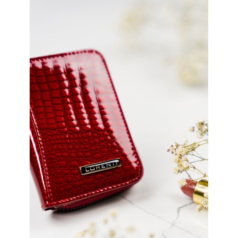 Pionowy portfel damski z lakierowanej skóry naturalnej w czerwonym kolorze zamykany na zatrzask i zamek - Lorenti