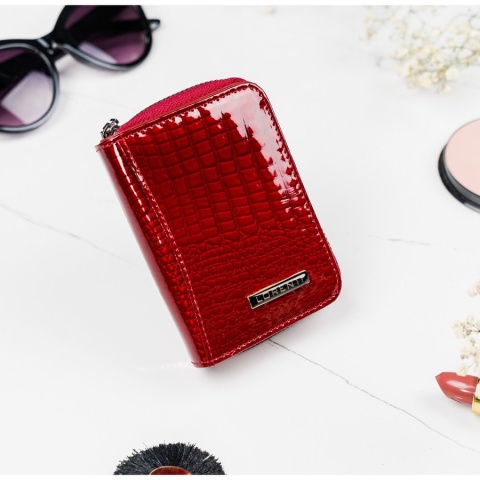 Pionowy portfel damski z lakierowanej skóry naturalnej w czerwonym kolorze zamykany na zatrzask i zamek - Lorenti