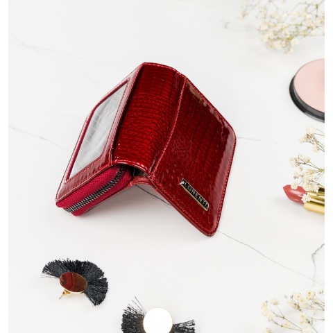 Pionowy portfel damski z lakierowanej skóry naturalnej w czerwonym kolorze zamykany na zatrzask i zamek - Lorenti