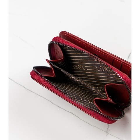 Pionowy portfel damski z lakierowanej skóry naturalnej w czerwonym kolorze zamykany na zatrzask i zamek - Lorenti