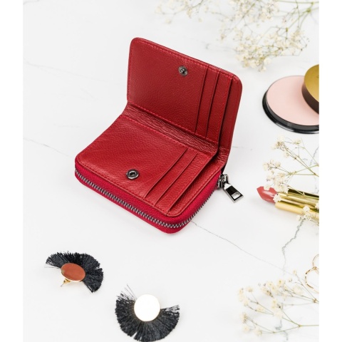 Pionowy portfel damski z lakierowanej skóry naturalnej w czerwonym kolorze zamykany na zatrzask i zamek - Lorenti