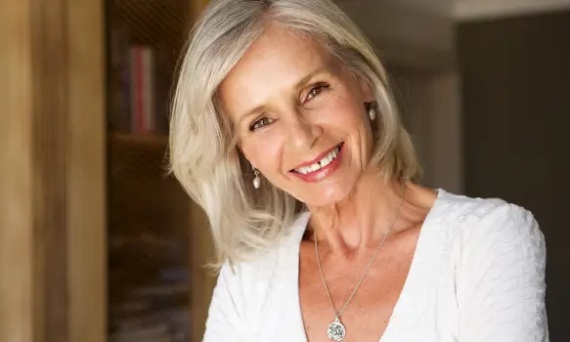 Jaka biżuteria dla 60-latki? Ponadczasowe i eleganckie propozycje