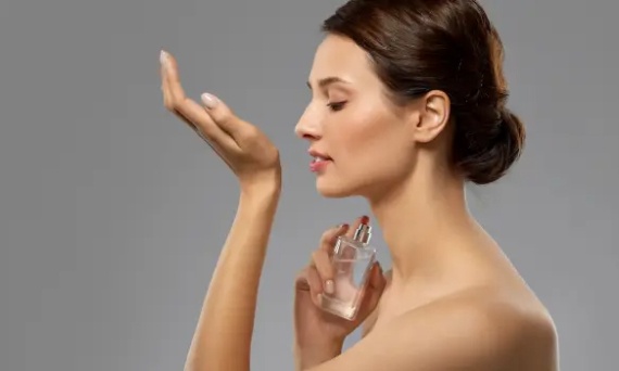 Odkryj tajniki: Jak czytać opis perfum (akordy, projekcja, sillage).