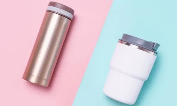 Co lepiej trzyma ciepło: termos czy kubek termiczny?