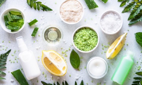 Naturalne składniki zamiast kremu do twarzy - poznaj najlepsze opcje.